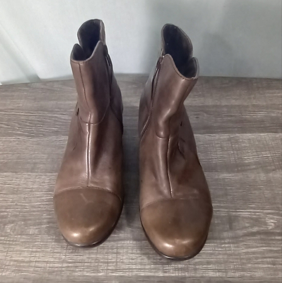Clarks Bronze Rosabella Leather Zip Ankle Bootie Size 8W - Picture 5 of 7